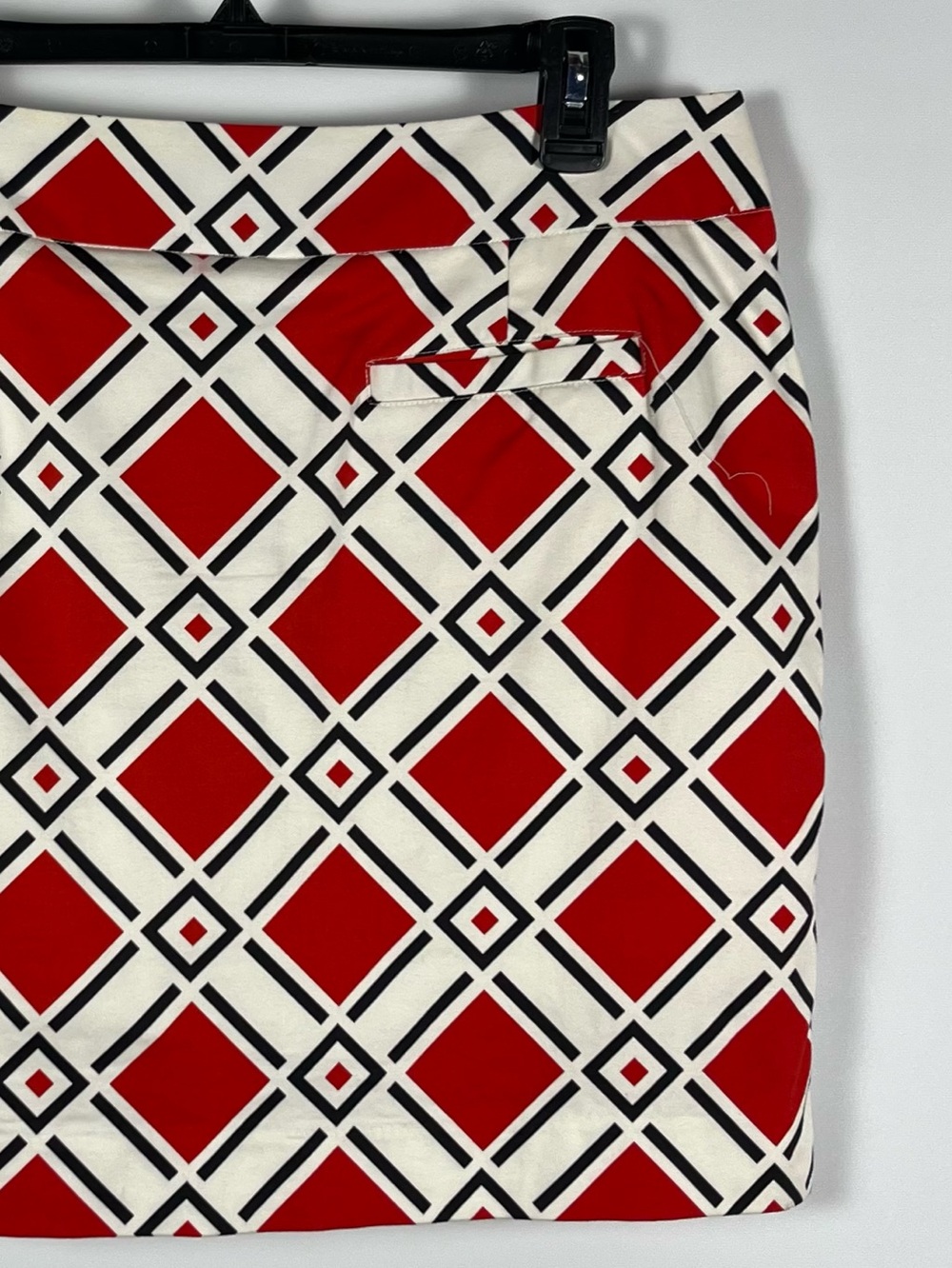 Loudmouth Golf Skort in the "Danger" Pattern Red, White and Black Size 6 - Picture 4 of 7